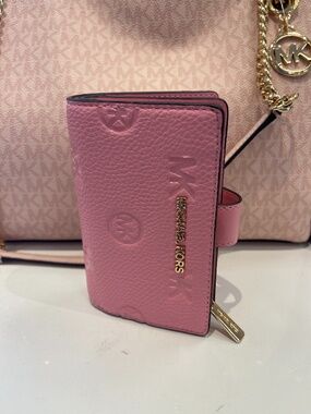 MICHAEL KORS Jet Set Travel Medium Logo Debossed Billfold Wallet Carnation  NWT